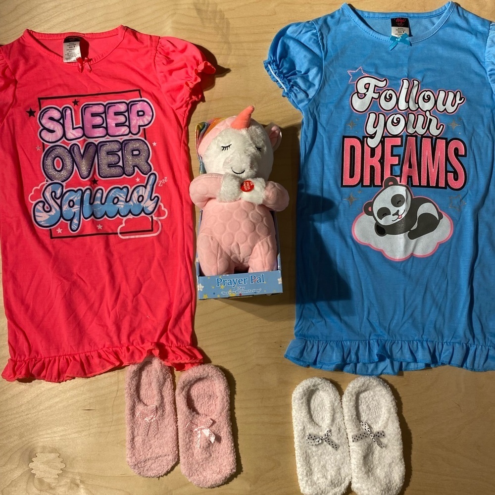 Girl’s Pajama Bundle with Plush size 8 (HU)